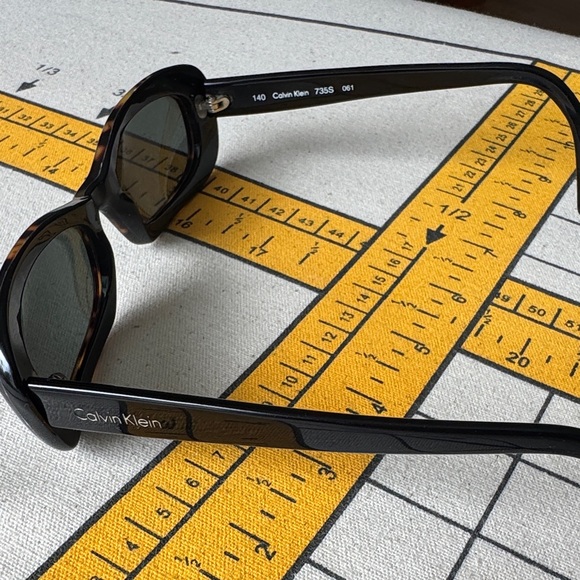 Calvin Klein 735S 061 Vintage Sunglasses - Picture 2 of 2